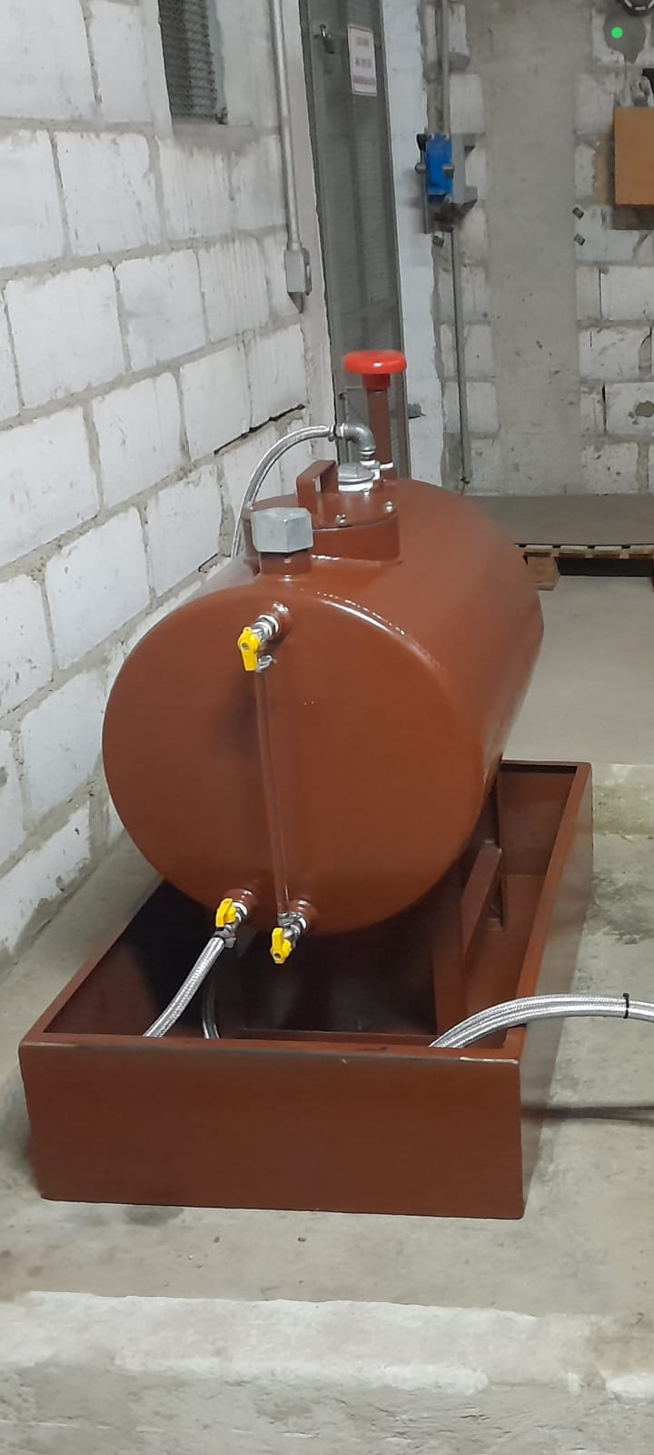 Tanque 100lts aço carbono com tanque de contenção.jpg